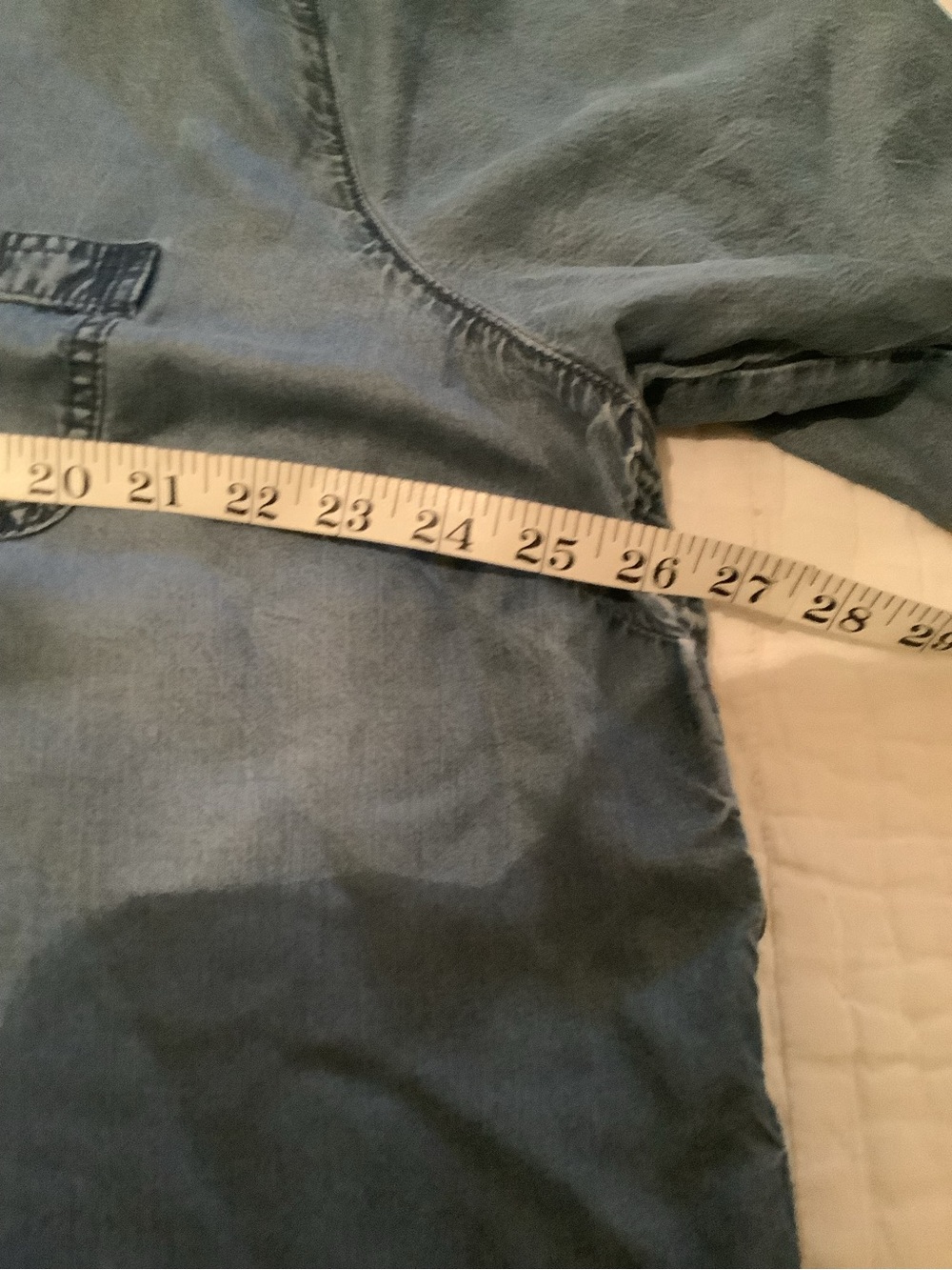 J. Jill Denim Button-Front Chambray Top in Faded Blue - Picture 9 of 11